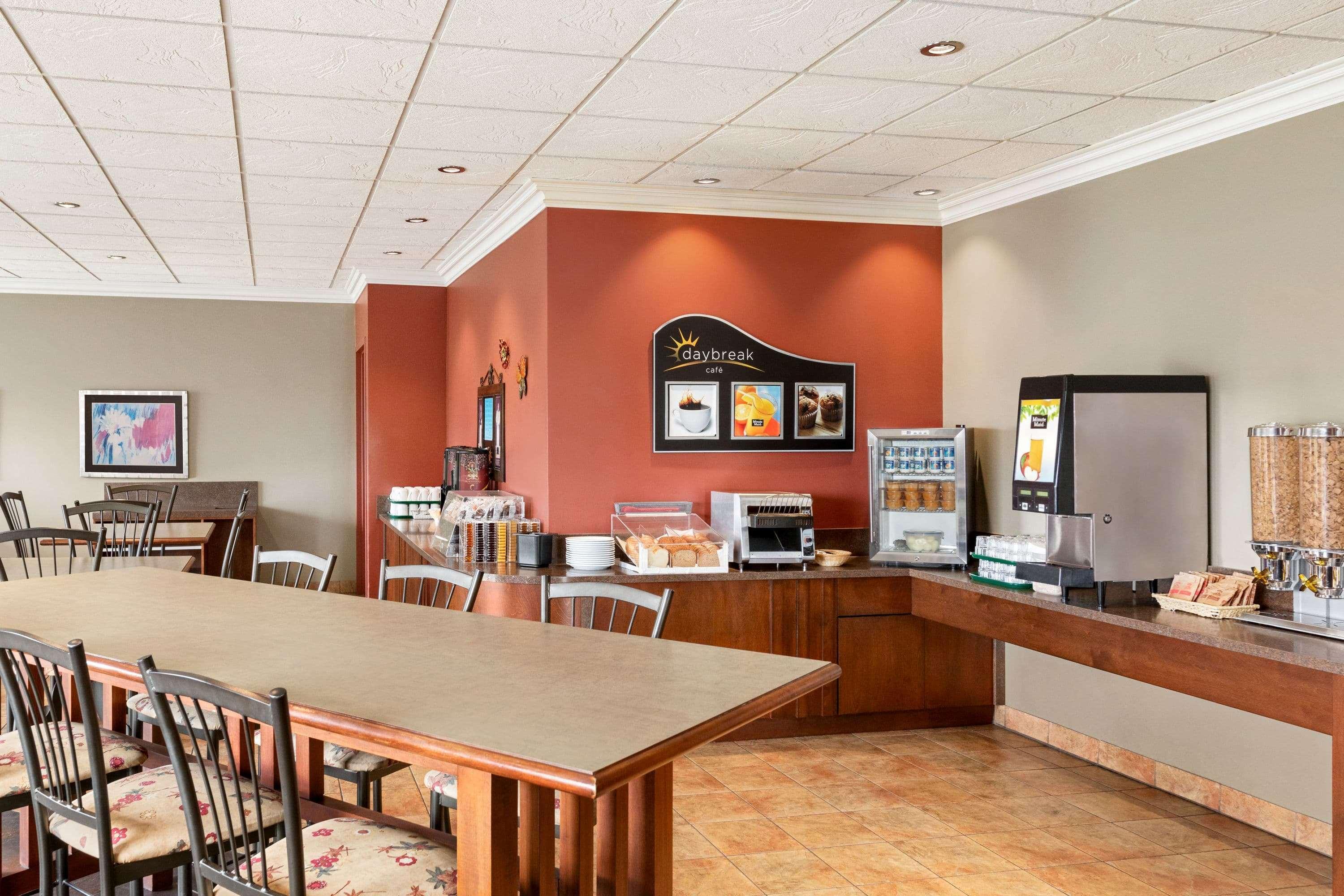 Days Inn By Wyndham Montmagny Exterior photo