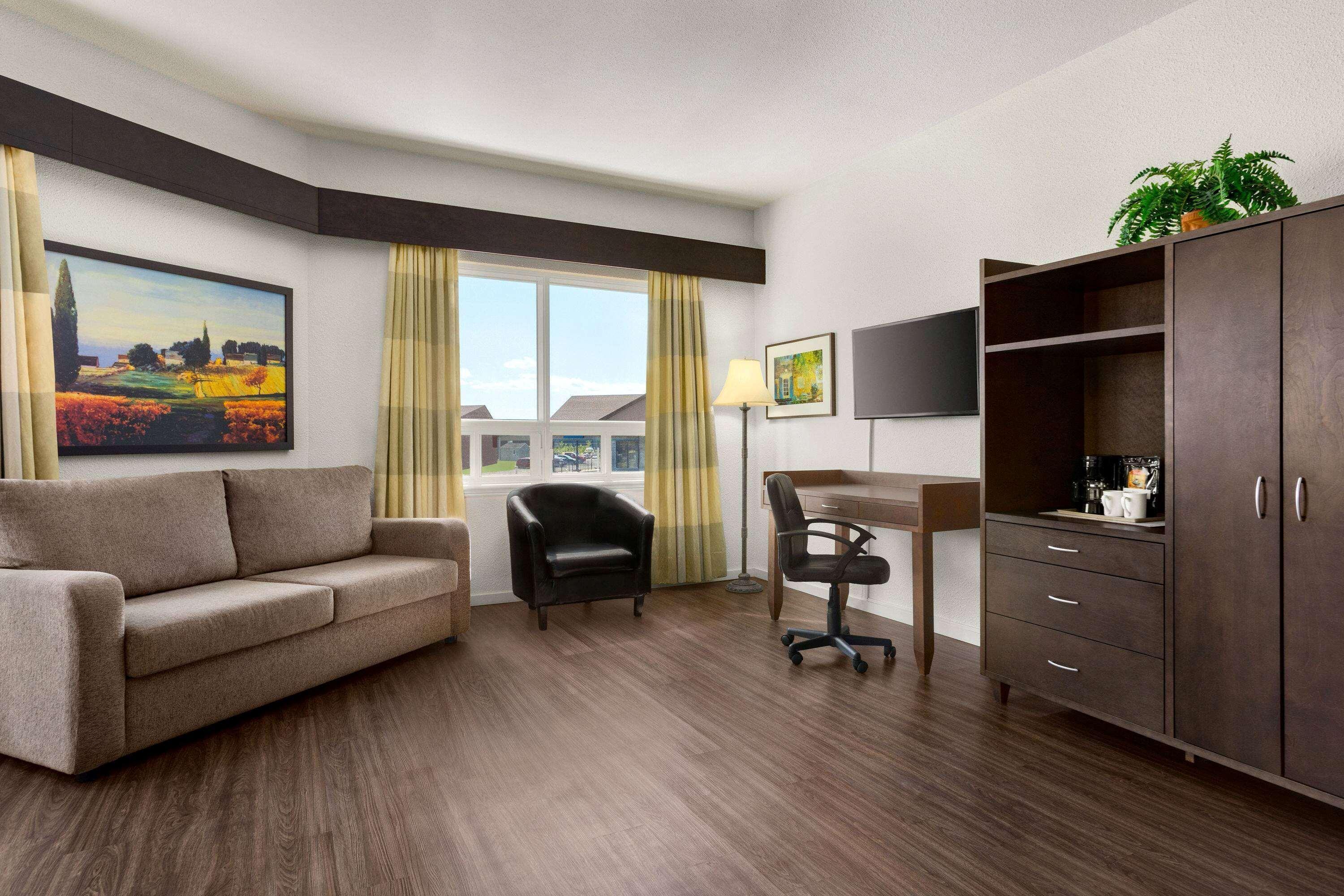 Days Inn By Wyndham Montmagny Exterior photo
