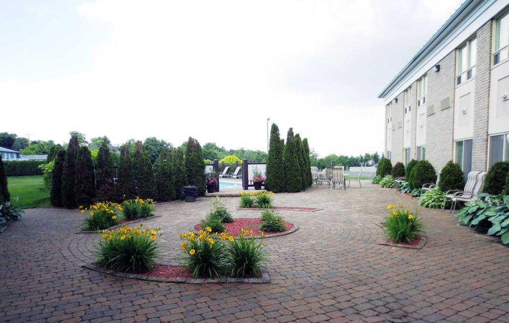 Days Inn By Wyndham Montmagny Exterior photo